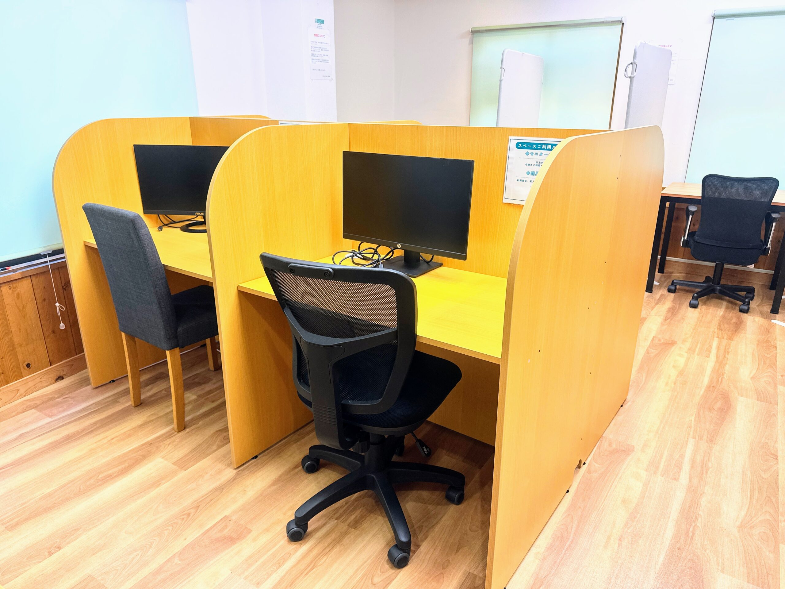 千歳烏山で集中できるコワーキングスペース、自習室はモニター・電源完備で集中できます。