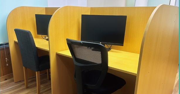 千歳烏山コワーキングスペース・ブース席モニター完備